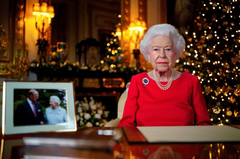 &copy; Reuters. FILE PHOTO: Britain's Queen Elizabeth records her annual Christmas broadcast in the White Drawing Room in Windsor Castle, next to a photograph of the queen and the Duke of Edinburgh, in Windsor, Britain, December 23, 2021. Victoria Jones/Pool via REUTERS/