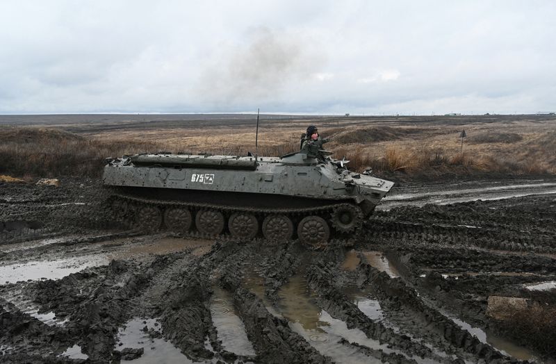 © Reuters. A Russian service member drives a  MT-LB multi-purpose amphibious armoured carrier during military drills at the Kadamovsky range in the Rostov region, Russia December 20, 2021. REUTERS/Sergey Pivovarov 