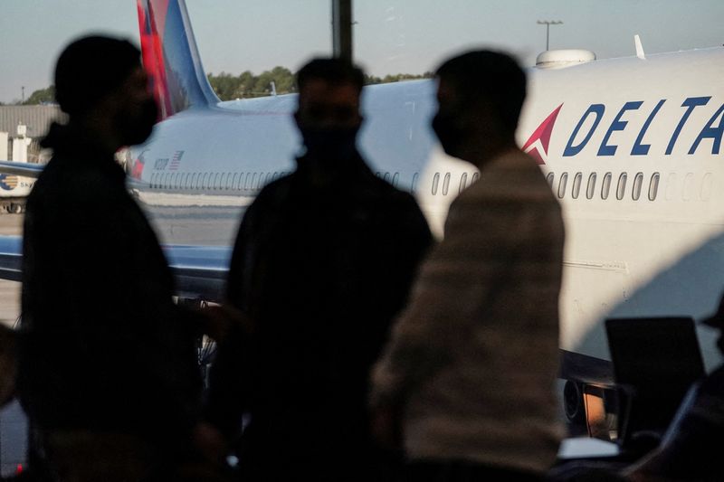 &copy; Reuters. FILE PHOTO: Travelers form lines during the holiday season as the coronavirus Omicron variant threatens to increase case numbers at Hartsfield-Jackson Atlanta International Airport in Atlanta, Georgia, U.S. December 22, 2021. REUTERS/Elijah Nouvelage