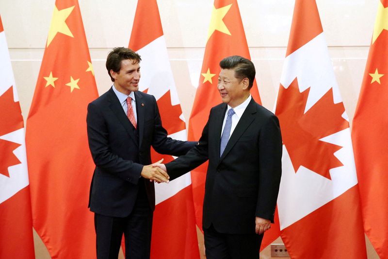 &copy; Reuters. رئيس وزراء كندا جاستن ترودو يصافح الرئيس الصيني شي جين بينغ. صورة من أرشيف رويترز. 