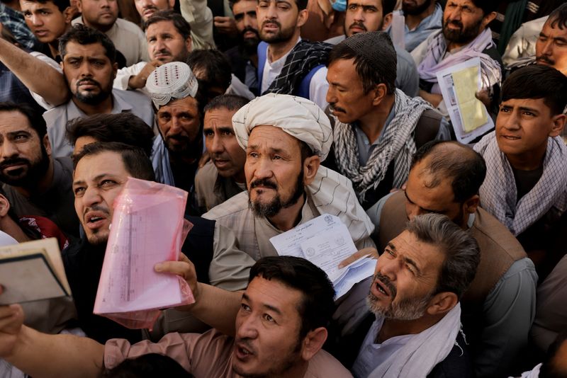 © Reuters. أفغان يتجمعون أمام مكتب جوازات في كابول يوم السادس من أكتوبر تشرين الأول 2021. تصوير: يورج سيلفا - رويترز