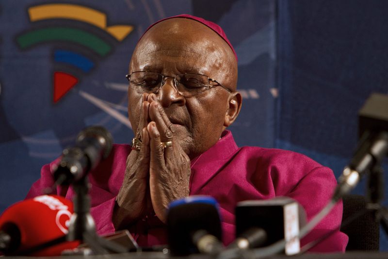 &copy; Reuters. FILE PHOTO: Archbishop Emeritus and Nobel Laureate Desmond Tutu pays tribute to Nelson Mandela during a news conference in Cape Town December 6, 2013. REUTERS/Mark Wessels