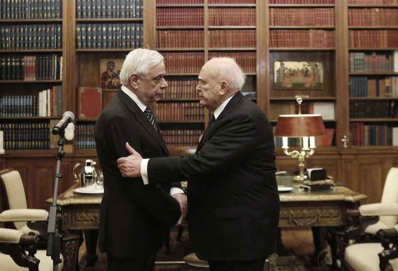 &copy; Reuters. FILE PHOTO: Outgoing Greek President Karolos Papoulias (R) shakes hands with newly elected President Prokopis Pavlopoulos during a handover ceremony at the Presidential Palace in Athens March 13, 2015. REUTERS/Yannis Kolesidis/Pool 