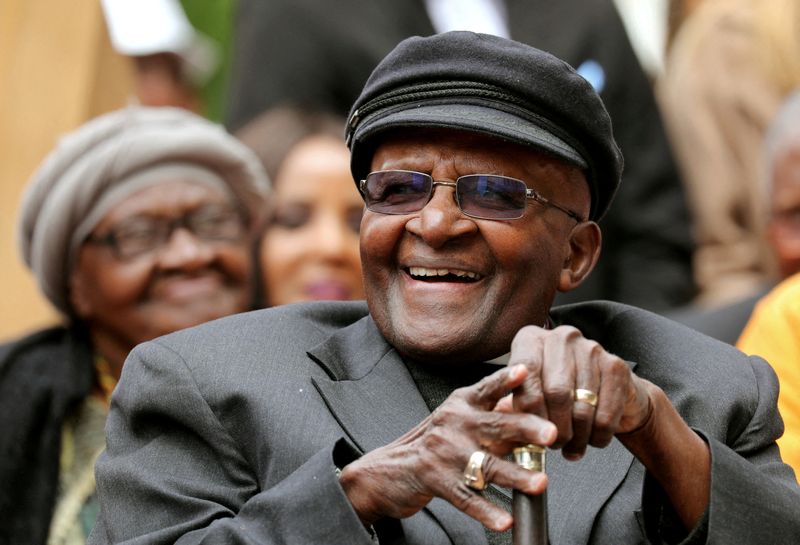&copy; Reuters. L'archevêque Desmond Tutu, lauréat du prix Nobel de la paix et vétéran de la lutte contre l'apartheid en Afrique du Sud, est décédé à l'âge de 90 ans, a annoncé dimanche la présidence. /Photo d'archives/REUTERS/Mike Hutchings