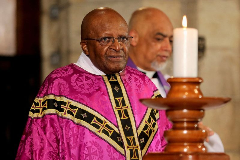 © Reuters. FILE PHOTO: Former Archbishop of Cape Town and veteran anti-apartheid campaigner Desmond Tutu holds a mass at Cape Town's Anglican St George's Cathedral December 6, 2013. REUTERS/Sumaya Hisham/File Photo