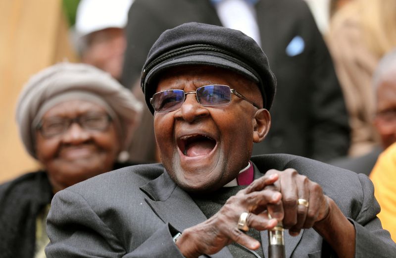 © Reuters. FOTO DE ARCHIVO: El arzobispo  Desmond Tutu se ríe ante una multitud que celebra su cumpleaños en la Catedral de San Jorge en Ciudad del Cabo, Sudáfrica,  7 de octubre del 2017. REUTERS/Mike Hutchings    