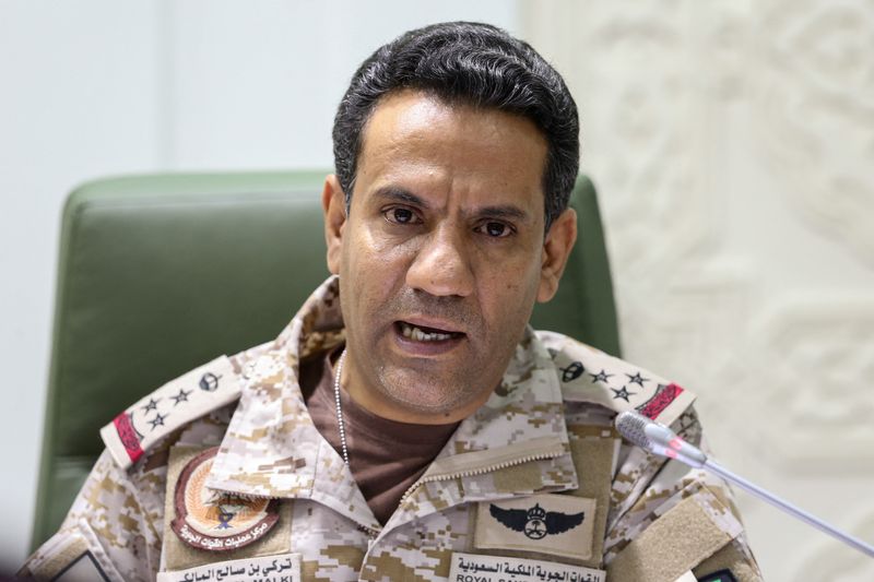 © Reuters. العميد الركن تركي المالكي، المتحدث باسم التحالف الذي تقوده السعودية ويقاتل في اليمن يتحدث في مؤتمر صحفي في الرياض يوم 22 مارس آذار 2021. تصوير: أحمد يسري - رويترز.