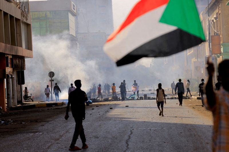© Reuters. محتجون في السودان في مسيرة لقصر الرئاسة في العاصمة الخرطوم يوم 19 ديسمبر كانون الأول 2021. تصوير: محمد نور الدين - رويترز.