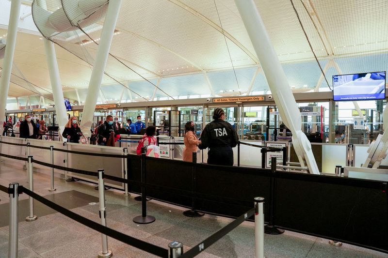 &copy; Reuters. مسافرون عالقون في مطار جون كنيدي الدولي في كوينز بنيويورك بعد إلغاء رحلات جوية بسبب تفشي سلالة أوميكرون لفيروس كورونا يوم الجمعة. تصوير: ديو