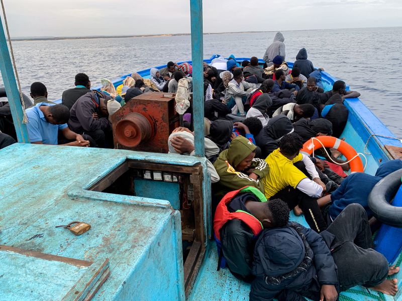 جثث أكثر من 12 مهاجرا تطفو على ساحل ليبيا
