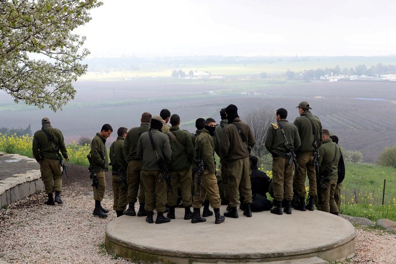 © Reuters. FILE PHOTO: Israeli soldiers stand together at a lookout point near the ceasefire line between Israel and Syria in the Israeli-occupied Golan Heights March 25, 2019. REUTERS/Ammar Awad