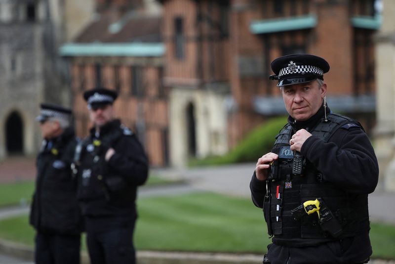 &copy; Reuters. FILE PHOTO: Police officers stand on duty at Windsor Castle in Windsor, Britain, April 1, 2018. Picture taken April 1, 2018. REUTERS/Simon Dawson