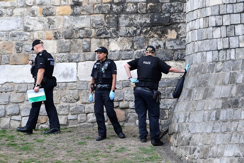 &copy; Reuters. أفراد من الشرطة البريطانية يحرسون قلعة وندسور. صورة من أرشيف رويترز.