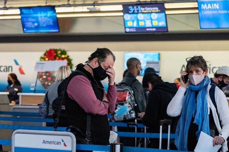 &copy; Reuters. 　米国の航空会社は１２月２６日に米国発着便および国内便計１０００便以上を欠航にした。新型コロナウイルス感染者急増を受け、一部のパイロットや乗員が隔離義務で搭乗できなくなっ