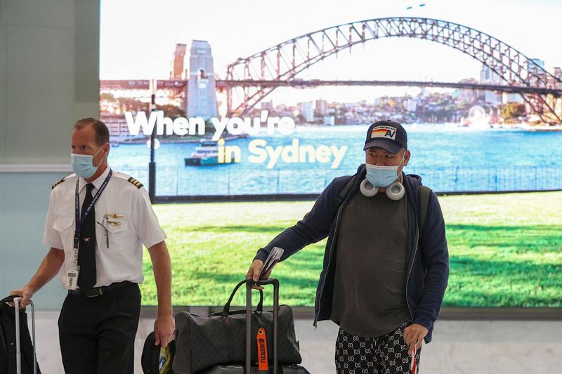 &copy; Reuters. Travellers and flight crew members arrive at the international terminal at Sydney Airport, as countries react to the new coronavirus Omicron variant amid the coronavirus disease (COVID-19) pandemic, in Sydney, Australia, November 30, 2021.  REUTERS/Loren 