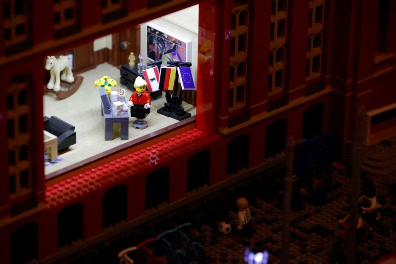 &copy; Reuters. FILE PHOTO: A LEGO figure of the new mayor of Berlin Franziska Giffey is pictured as she sits at her desk in the LEGO reproduction of the Red Town Hall in Berlin, Germany December 21, 2021.  REUTERS/Michele Tantussi