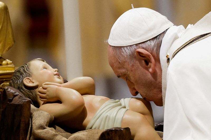 &copy; Reuters. Le pape François s'est inquiété dimanche de la chute de la natalité en Italie, estimant que cet "hiver démographique" constituait "une tragédie". /Photo prise le 24 décembre 2021/REUTERS/Guglielmo Mangiapane