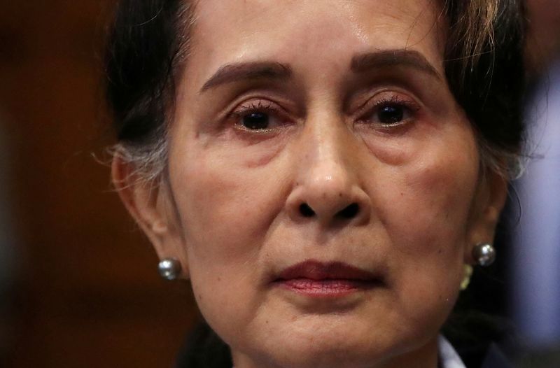 &copy; Reuters. Un tribunal birman a reporté au 10 janvier le verdict attendu ce lundi dans l'un des procès visant la dirigeante déchue Aung San Suu Kyi pour des accusations d'atteinte à la règlementation sur les télécommunications. /Photo d'archives/REUTERS/Yves 