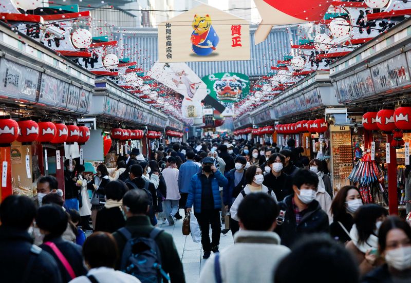 &copy; Reuters. 　政府の新型コロナウイルス感染症対策分科会メンバーで経済学者の小林慶一郎慶応大教授は、ロイターとのインタビューで、行動制限の基準は医療のひっ迫状況であり、その状況を逐次発