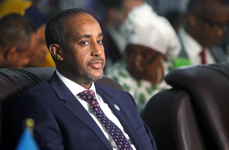 © Reuters. رئيس الوزراء الصومالي محمد حسين روبلي يحضر المفاوضات لإجراء الانتخابات في العاصمة يوم 27 مايو أيار 2021. تصوير: فيصل عمر - رويترز.  