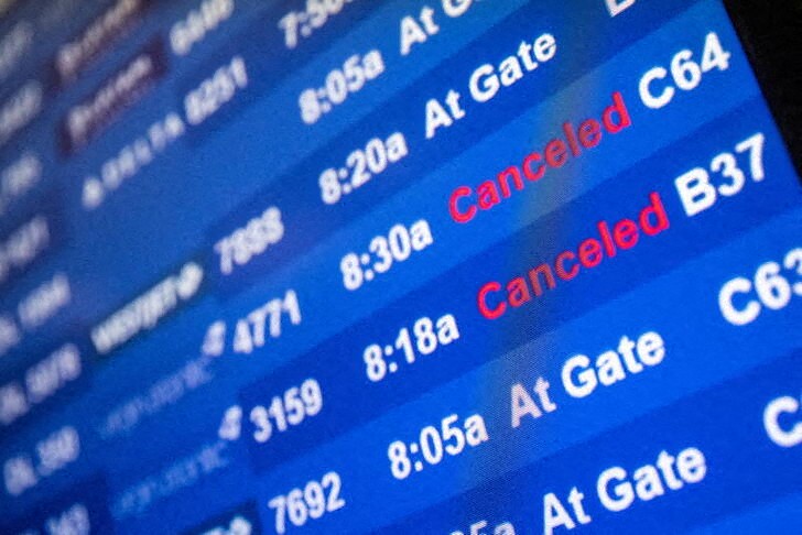 &copy; Reuters. A screen showing cancelled flights is seen at John F. Kennedy International Airport during the spread of the Omicron coronavirus variant in Queens, New York City, U.S., December 26, 2021. REUTERS/Jeenah Moon