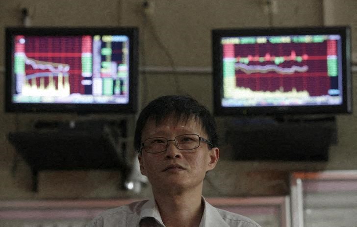 &copy; Reuters. An investor looks at an electronic board showing stock information at a brokerage house in Wuhan, Hubei province, August 27, 2012. Shanghai shares suffered their worst day in two weeks on Monday as investors lowered expectations of policy easing measures 