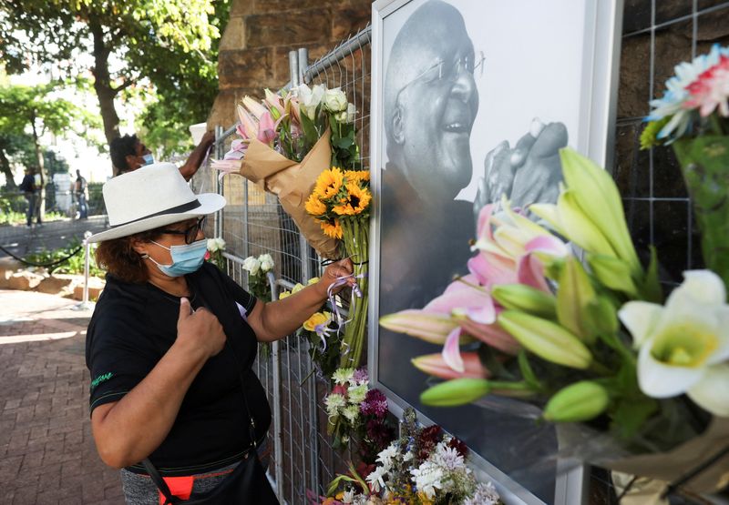 &copy; Reuters. Lugar de homenaje para el difunto arzobispo Desmond Tutu fuera de la catedral de San Jorge en Ciudad del Cabo, Sudáfrica, 26 de diciembre. 2021. REUTERS/Mike Hutchings