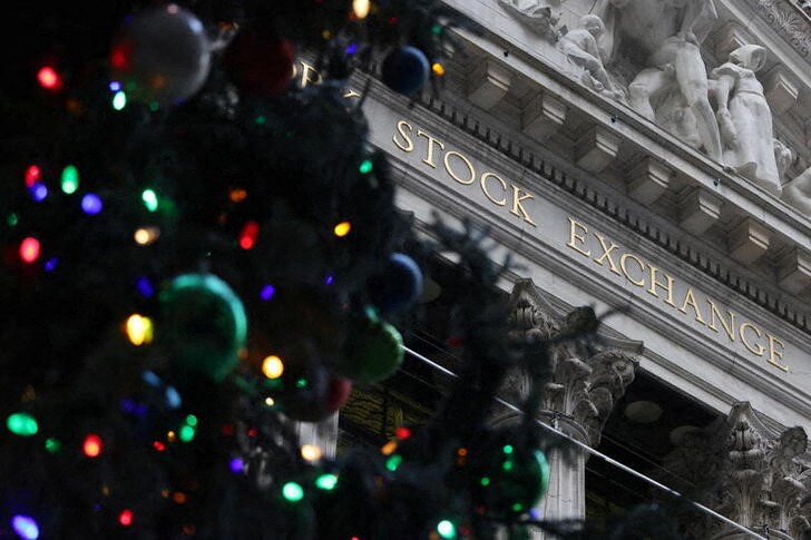 &copy; Reuters. Imagen de archivo de un árbol de Navidad al exterior de la Bolsa de Nueva York, EEUU. 23 diciembre 2021. REUTERS/Andrew Kelly