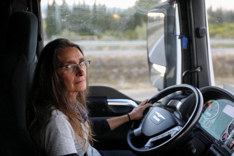 &copy; Reuters. Begoña Urmeneta, de 59 años, camionera de profesión, en su vehículo con la carga de un camión cisterna de resina con destino internacional Valencia-Perpignan, en la autopista AP7 a la altura de Granollers, España 12 de diciembre de 2021. REUTERS/Eva