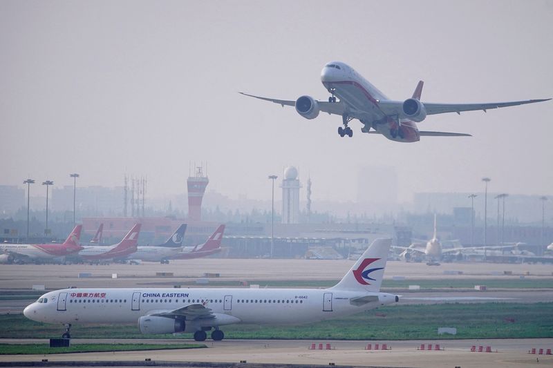 &copy; Reuters. Un avión de China Eastern Airlines y otro de Shanghai Airlines en el aeropuerto internacional de Hongqiao en Shanghái
