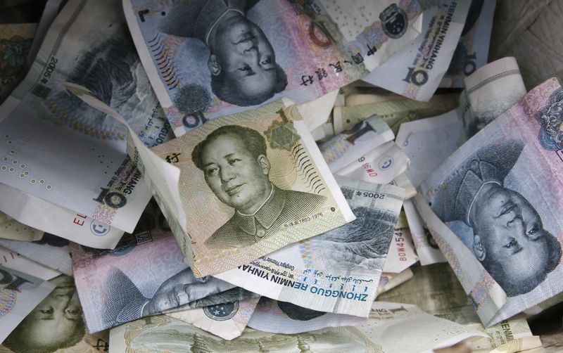 &copy; Reuters. FILE PHOTO: Chinese Yuan bank notes are seen at a vendor's cashbox at a market in Beijing April 10, 2013.  REUTERS/Kim Kyung-Hoon 