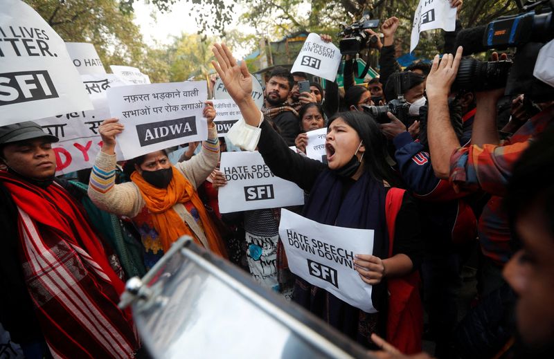 &copy; Reuters. متظاهرون يرددون هتافات احتجاجا على خطاب الكراهية ضد المسلمين من قبل قادة 
هندوس في نيودلهي يوم الاثنين. تصوير: عدنان عبيدي - رويترز. 