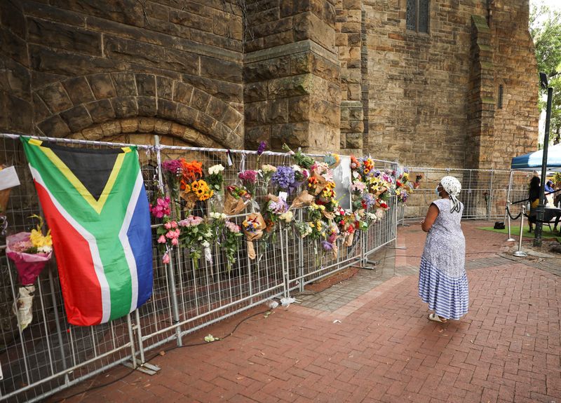 © Reuters. Mourners pay their respects to the late Archishop Desmond Tutu outside St Georges cathedral in Cape Town, South Africa, December 27. 2021. REUTERS/Mike Hutchings