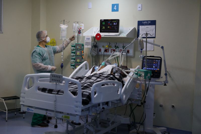 &copy; Reuters. Profissional de saúde trata paciente com Covid-19 em hospital do Rio de Janeiro
18/06/2021 REUTERS/Pilar Olivares