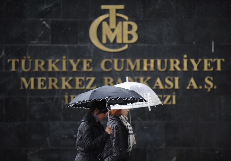 &copy; Reuters. １２月２７日、トルコの銀行調整監視機構（ＢＤＤＫ）が銀行規制に違反する発言をしたとして、元中央銀行総裁を含む５人を刑事告発したことが分かった。写真は２０１１年１２月、アン