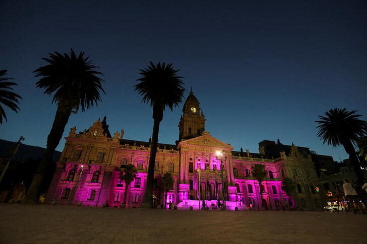 &copy; Reuters. Prefeitura da Cidade do Cabo é iluminada de roxo em homenagem ao falecido reverendo Desmond Tutu, na África do Sul
26/12/2021 REUTERS/Shelley Christians