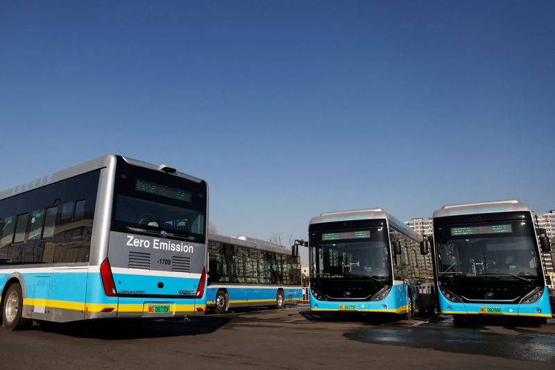 &copy; Reuters. Foto de archivo de buses eléctricos antes de los Juegos de Invierno de Pekín. 
Dic 22, 2021. REUTERS/Carlos Garcia Rawlins