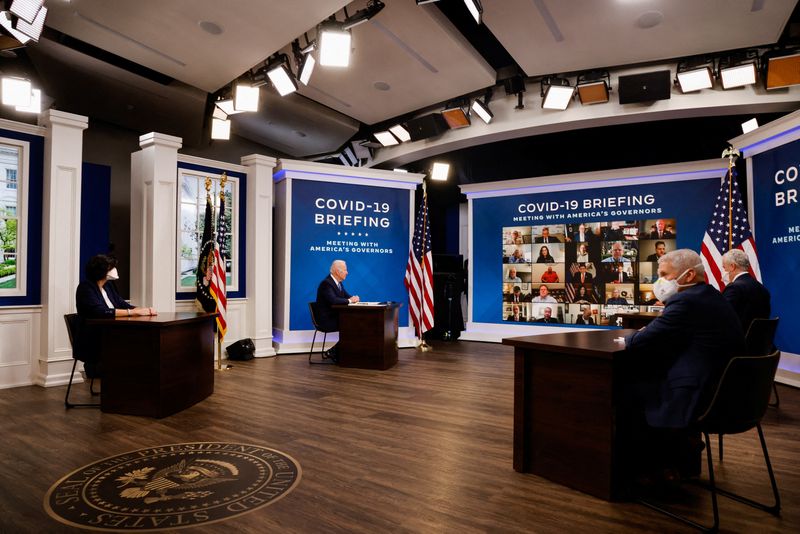 © Reuters. U.S. President Joe Biden and his COVID-19 Response Team, Jeff Zients, COVID-19 Response Coordinator, Dr. Rochelle Walensky, Director of the Centers for Disease Control and Prevention and Dr. Anthony Fauci, White House Chief Medical Advisor, hold their regular call with the National Governors Association to discuss his Administration's response to the Omicron variant and to hear from the Governors on the needs in their States, in the South Court Auditorium at the White House, in Washington, U.S., December 27, 2021. REUTERS/Evelyn Hockstein