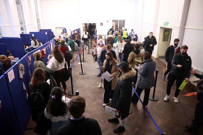 &copy; Reuters. Foto del miércoles de gente haciendo fila en un centro de vacunación contra el COVID-19 en Londres
Dic 15, 2021. REUTERS/Hannah McKay