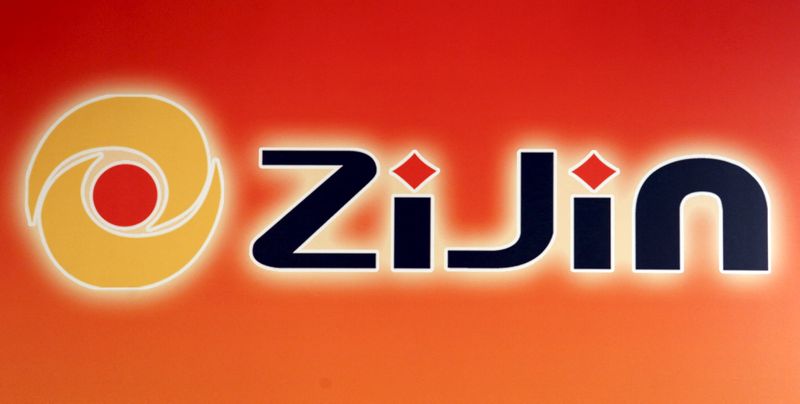 &copy; Reuters. IMAGEN DE ARCHIVO. El logo de Zijin Mining Group Co Ltd se ve en una confrencia de prensa tras sus resultados anuales, en Hong Kong, China. Marzo 29, 2016. REUTERS/Bobby Yip
