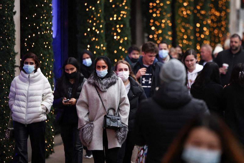 &copy; Reuters. Consumidores caminham na Oxford Street, em Londres, em meio à pandemia de Covid-19
23/12/2021 REUTERS/Henry Nicholls