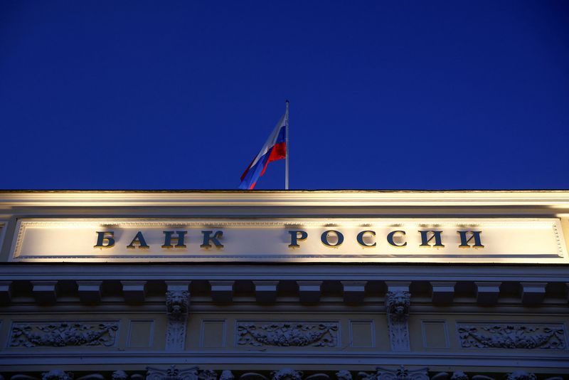 &copy; Reuters. １２月２７日、 ロシア中央銀行のナビウリナ総裁はロシアの今年のインフレ率は８％をやや上回る水準になるとの見方を示した。写真は３月２９日、モスクワのロシア中央銀行（２０２１