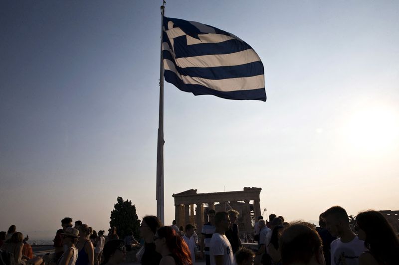 &copy; Reuters. １２月２７日、ギリシャは新型コロナウイルスの感染拡大抑制に向け、来年１月３日─１６日に一段の制限措置を実施すると発表した。写真は２０１５年７月、アテネで撮影（２０２１年　
