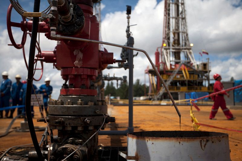 © Reuters. FILE PHOTO: Crude oil drips from a valve at an oil well operated by Venezuela's state oil company PDVSA in Morichal July 28, 2011.  REUTERS/Carlos Garcia Rawlins/File Photo