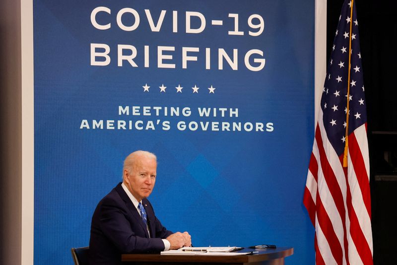 &copy; Reuters. Le président américain Joe Biden s'est engagé lundi à remédier à la pénurie de tests de dépistage du COVID-19, alors que la variant Omicron du coronavirus menace de submerger les hôpitaux. /Photo prise le 27 December 27 décembre 2021/REUTERS/Eve