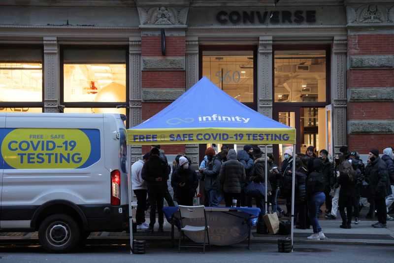 &copy; Reuters. People queue for a COVID-19 test on Broadway in SoHo as the Omicron coronavirus variant continues to spread in Manhattan, New York City, U.S., December 27, 2021. REUTERS/Andrew Kelly