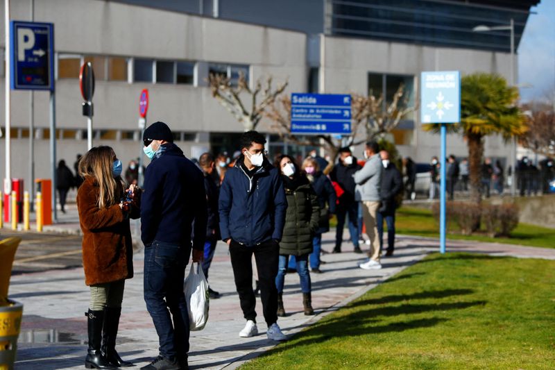 &copy; Reuters. 　スペインでは、新型コロナウイルスのオミクロン変異株が広がる中、１０万人当たりの感染者が１２月２７日に初めて１０００人を超えた。ただ、入院率はこれまでの感染拡大時よりは低