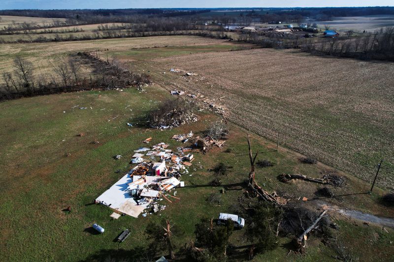 &copy; Reuters. جانب من الدمار الذي لحق بمنطقة ريفية من مايفيلد بولاية كنتاكي الأمريكية في صورة بتاريخ 19 ديسمبر كانون الأول 2021. تصوير: تشيني اور - رويترز. 