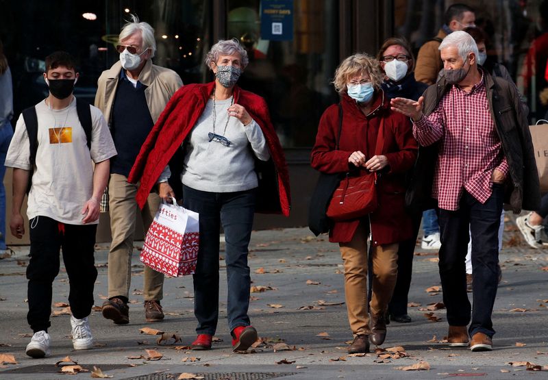 &copy; Reuters. 　１２月２８日、ロイターの集計によると、新型コロナウイルスの感染者は世界全体で２億８０１２万人を超え、死者は５７０万１７８８人となった。写真はバルセロナで２７日撮影（２０