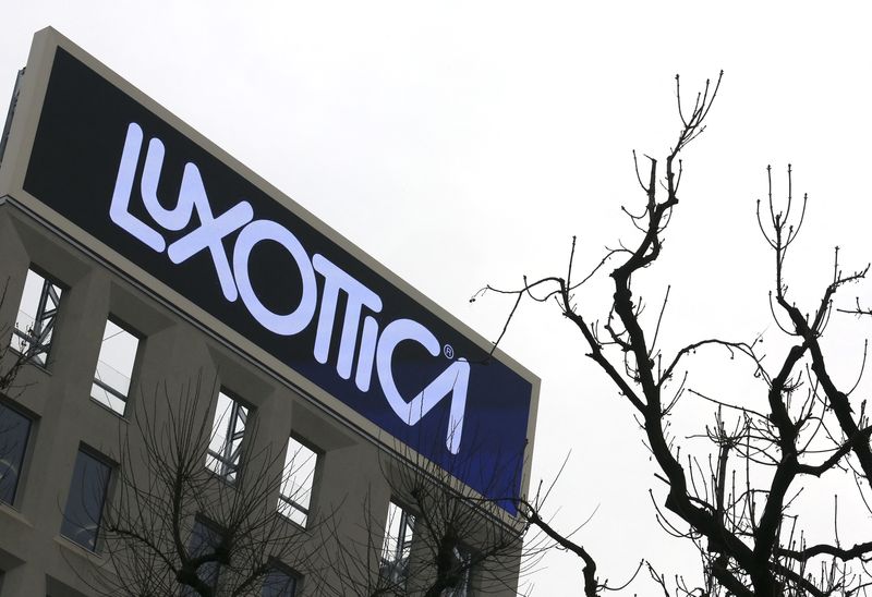 © Reuters. FILE PHOTO: The Luxottica's headquaters is seen in downtown Milan, February 1, 2016.  REUTERS/Stefano Rellandini